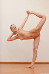 flexible nude balarina